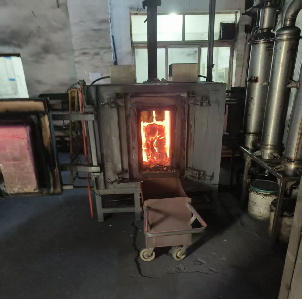 按照配煤方案進(jìn)行小焦?fàn)t實(shí)驗(yàn) 景焦能源公司莫韻攝.jpg 按照配煤方案進(jìn)行小焦?fàn)t實(shí)驗(yàn) 景焦能源公司莫韻攝.jpg