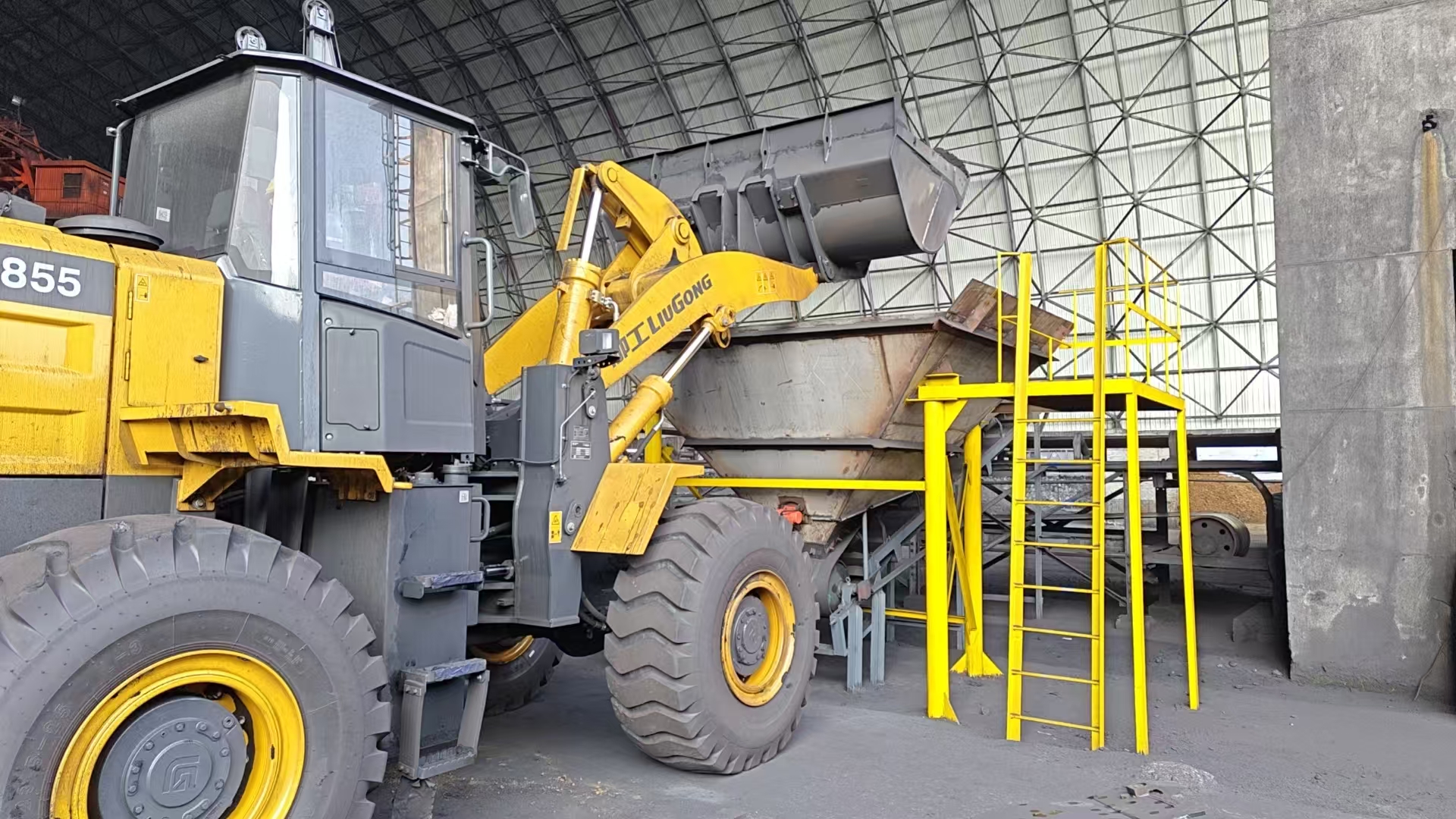 對(duì)進(jìn)廠煤進(jìn)行分區(qū)分類擺放 景焦能源公司沈穎攝.jpg 對(duì)進(jìn)廠煤進(jìn)行分區(qū)分類擺放 景焦能源公司沈穎攝.jpg