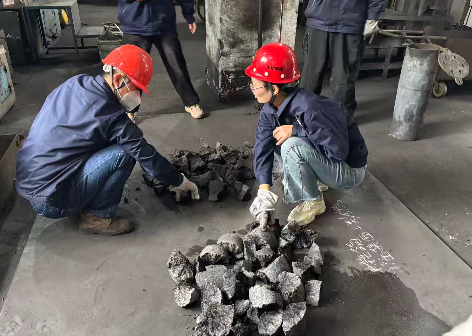 對(duì)焦炭成品進(jìn)行分析 景焦能源公司莫韻攝.jpg 對(duì)焦炭成品進(jìn)行分析 景焦能源公司莫韻攝.jpg