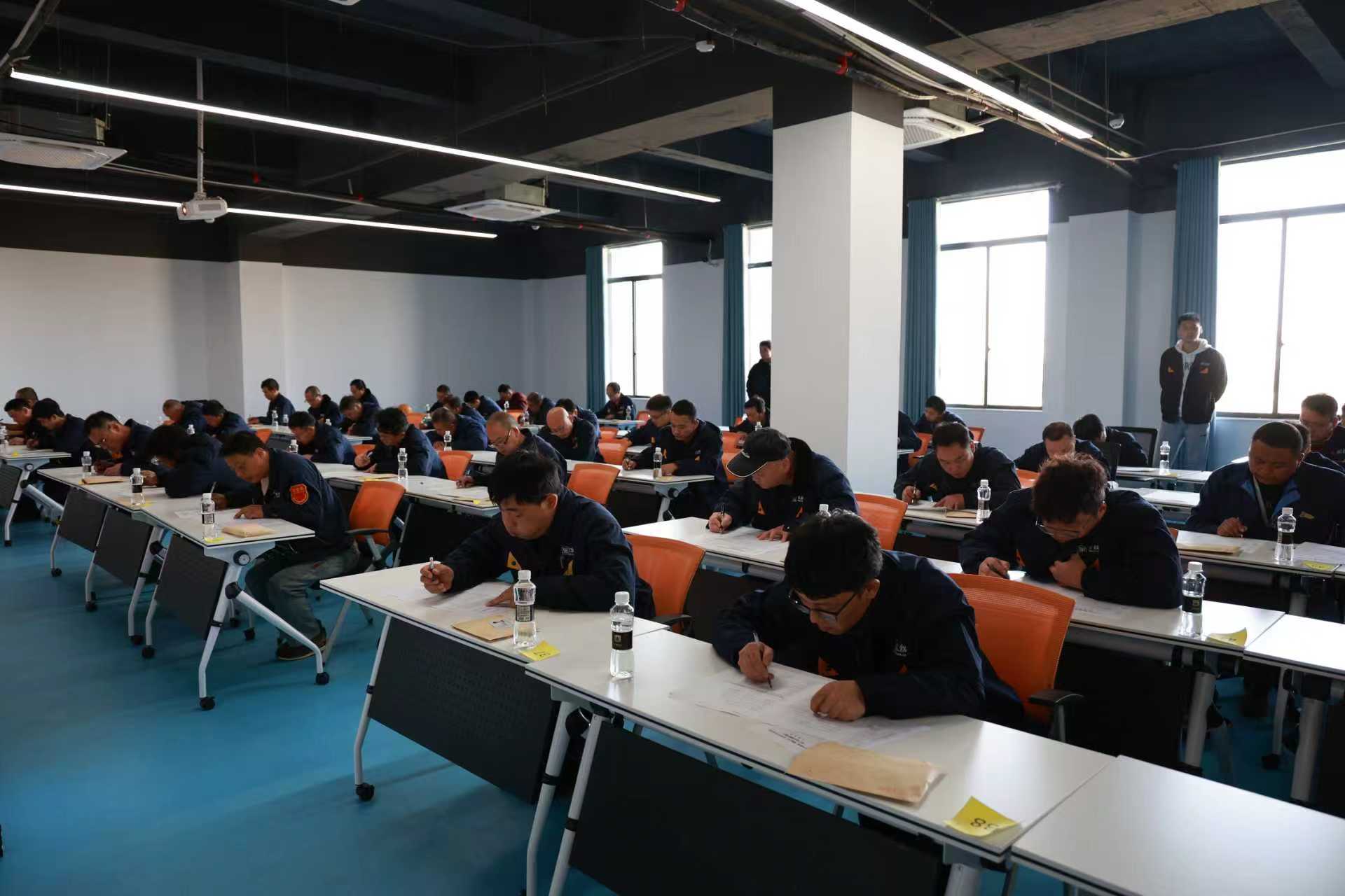 選手認真答題01.jpg 選手認真答題01.jpg